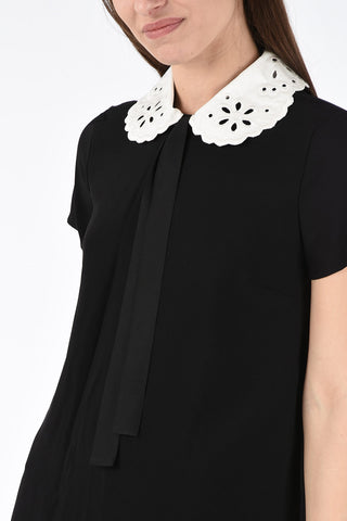Mini Dress a Maniche Corte con Collo Ricamato e Fiocco 