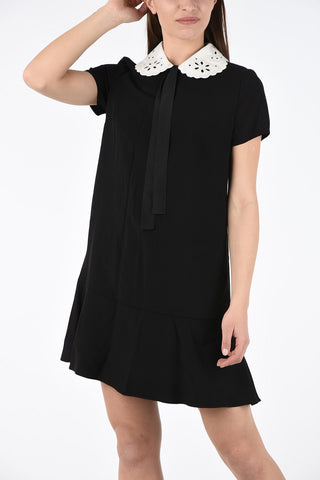 Mini Dress a Maniche Corte con Collo Ricamato e Fiocco 