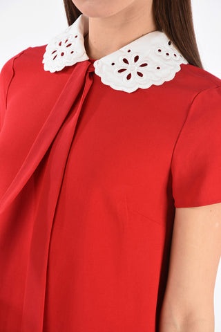 Mini Dress a Maniche Corte con Collo Ricamato e Fiocco 