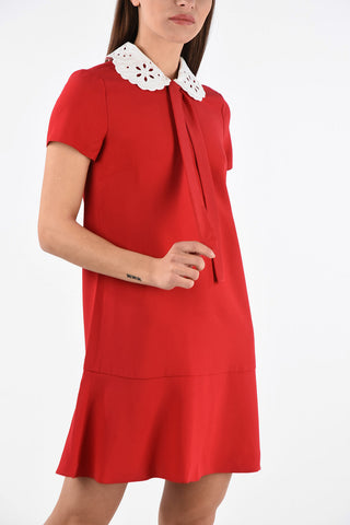 Mini Dress a Maniche Corte con Collo Ricamato e Fiocco 