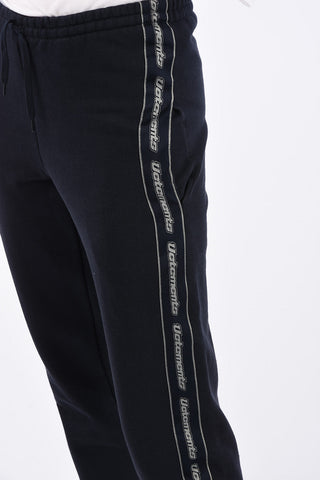 pantalone jogger con bandala laterale logata