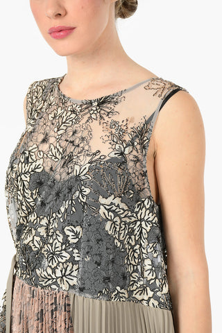 Vestito Smanicato Plissè con Ricamo Floreale