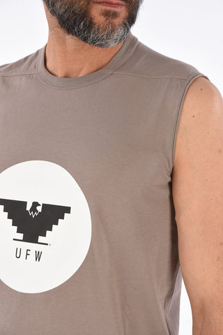 crew-neck sleeveless t-shirt