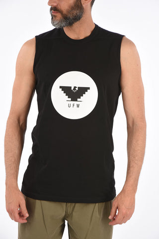crew-neck sleeveless t-shirt