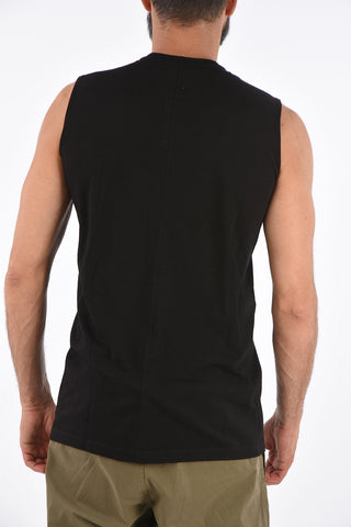 crew-neck sleeveless t-shirt