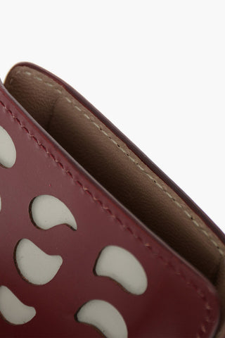porta smartphone in pelle con dettagli laser cut