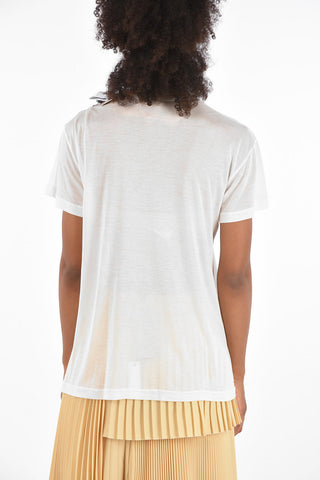 T-shirt with pin